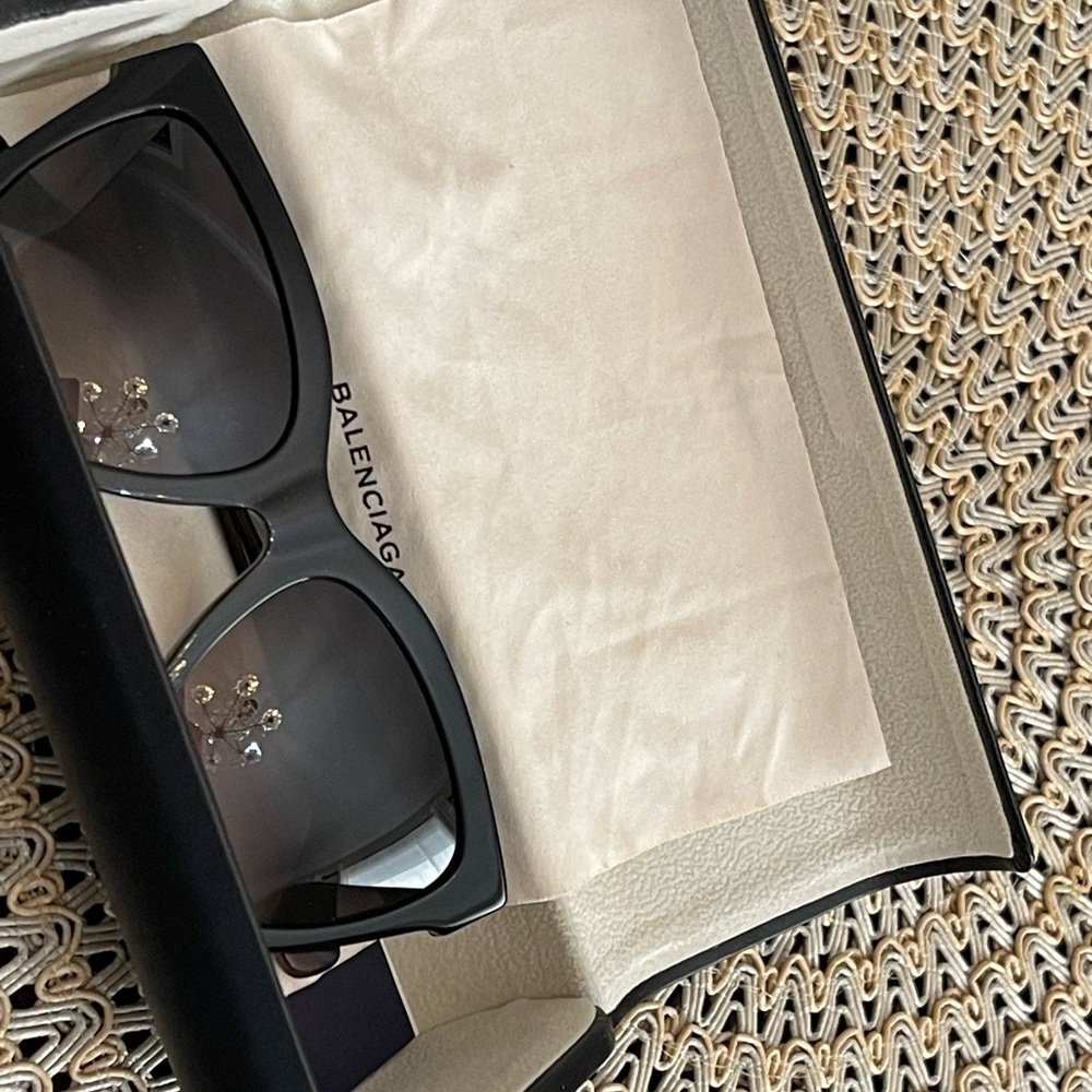 Balenciaga
Square Sunglasses - Picture 6 of 7